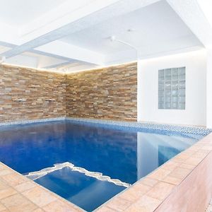 Reddoorz Plus Near Tambo Paranaque